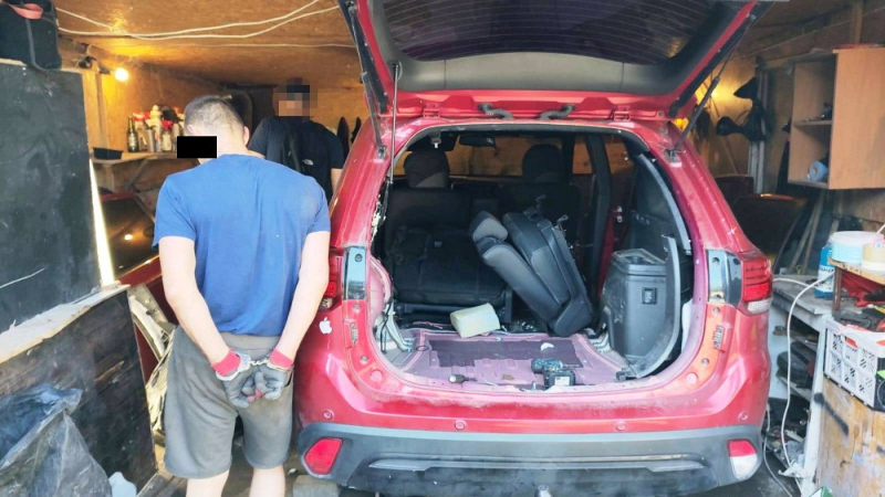 Akcja Skorpionów i kryminalnych z Wołomina - paserzy zatrzymani podczas demontażu skradzionego mitsubishi