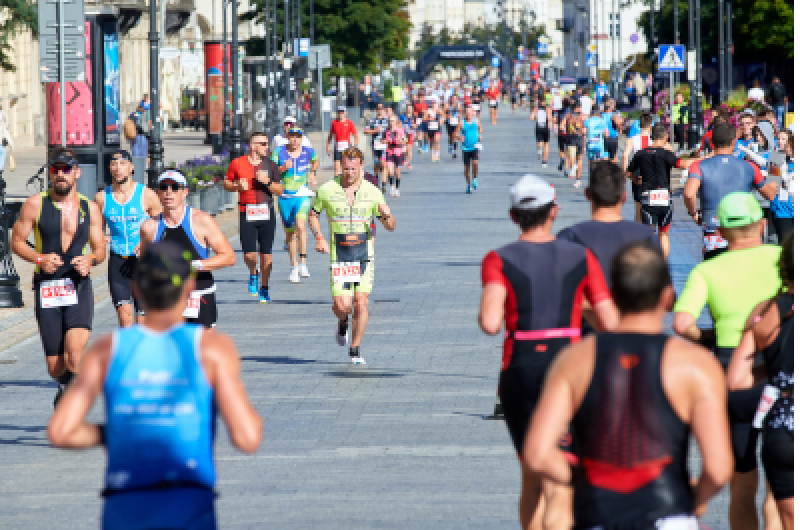 Triathloniści startują, rodziny kibicują