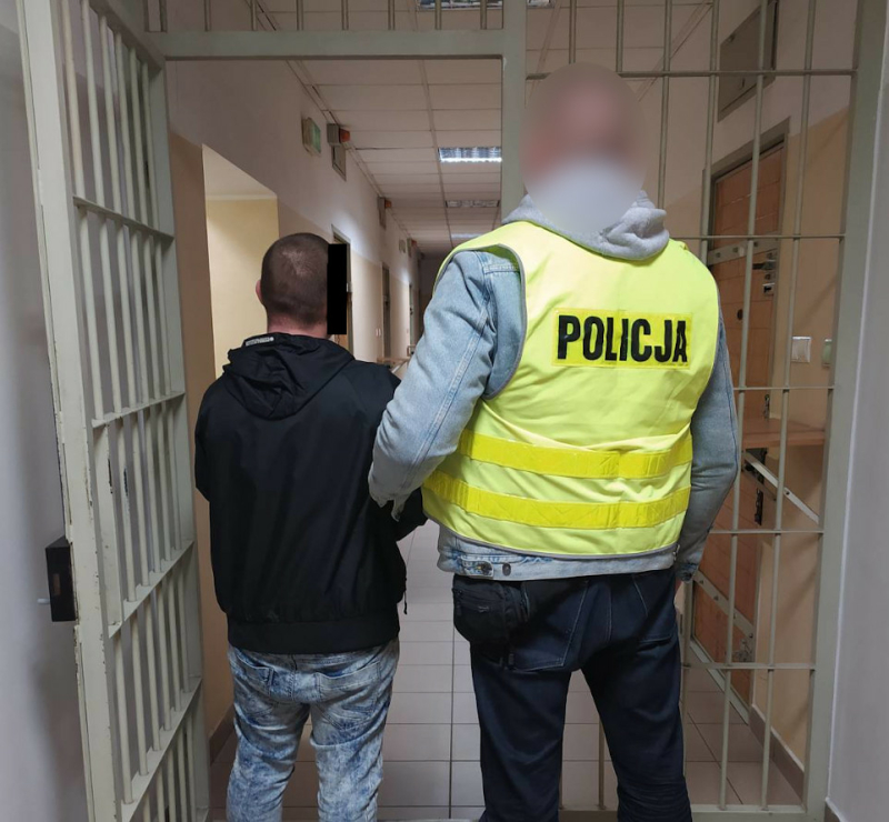 Trzy areszty za rozbój na taksówkarzu