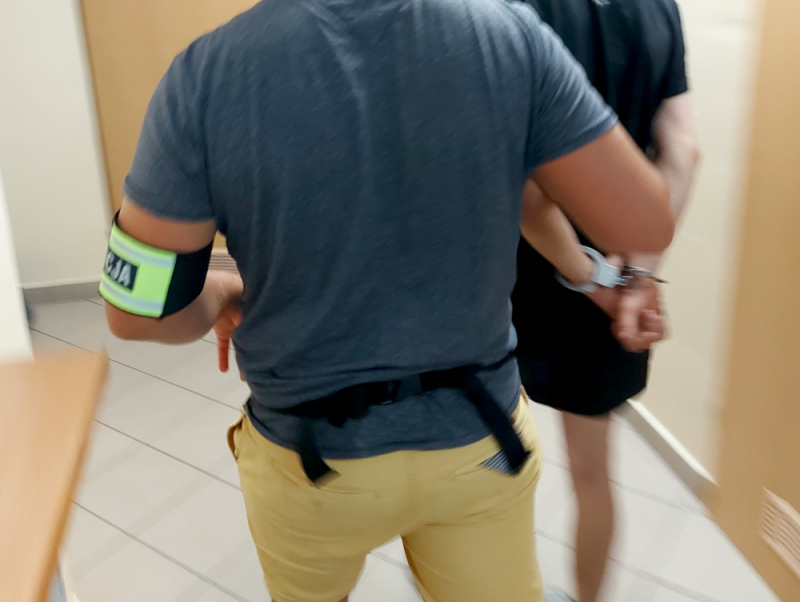 Skuteczne działania kryminalnych – kolejny poszukiwany przez liczne sądy z terenu całego kraju wpadł w ich ręce