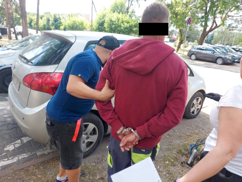 Pomimo zakazu zbliżania się do partnerki, zaatakował ją na ulicy – na wniosek prokuratora trafił ponownie do aresztu