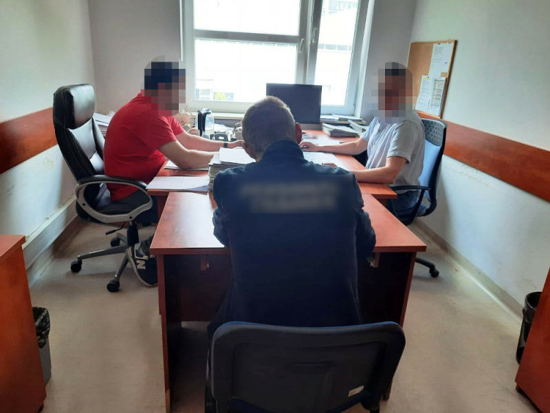 Obywatel Ukrainy ucieczkę przed policjantami zakończył w kajdankach i z zarzutem