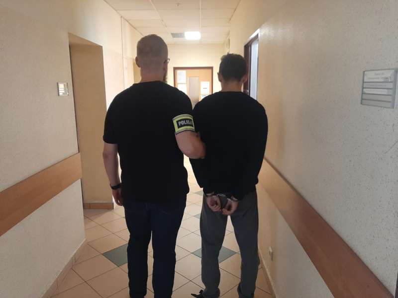 Oszust podający się za członka rodziny zatrzymany przez otwockich policjantów