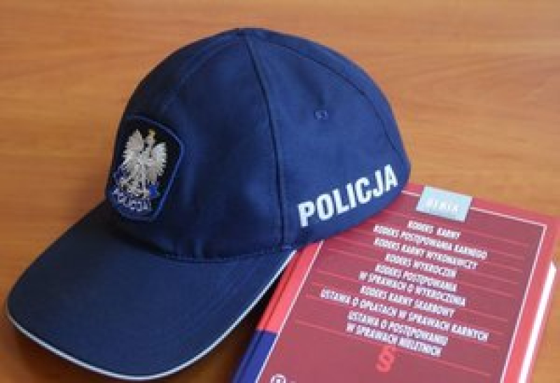 Ursynowscy dzielnicowi zatrzymali podejrzanego za znęcanie się nad rodziną