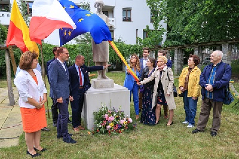 Dziewczyna z książką wraca na Powiśle