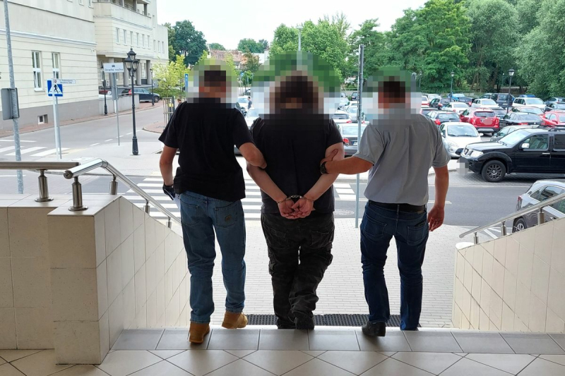 Twierdził, że stosuje zasadę „dziewięciu”. Został zatrzymany przez policjantów i decyzją sądu trzymczasowo aresztowany