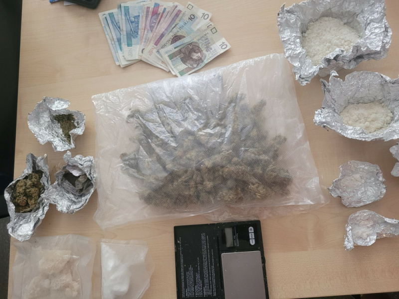 Karton narkotyków w mieszkaniu a obok niego małe dzieci