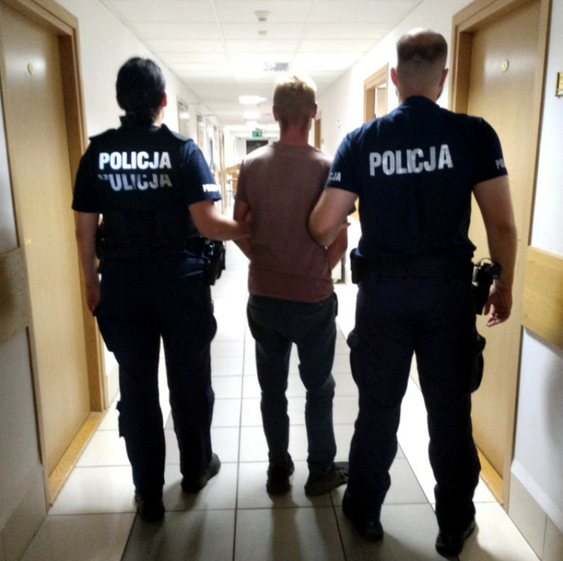 Mężczyzna podejrzany o pobicie został zatrzymany tego samego dnia. Posiadał przy sobie jeszcze kastet.