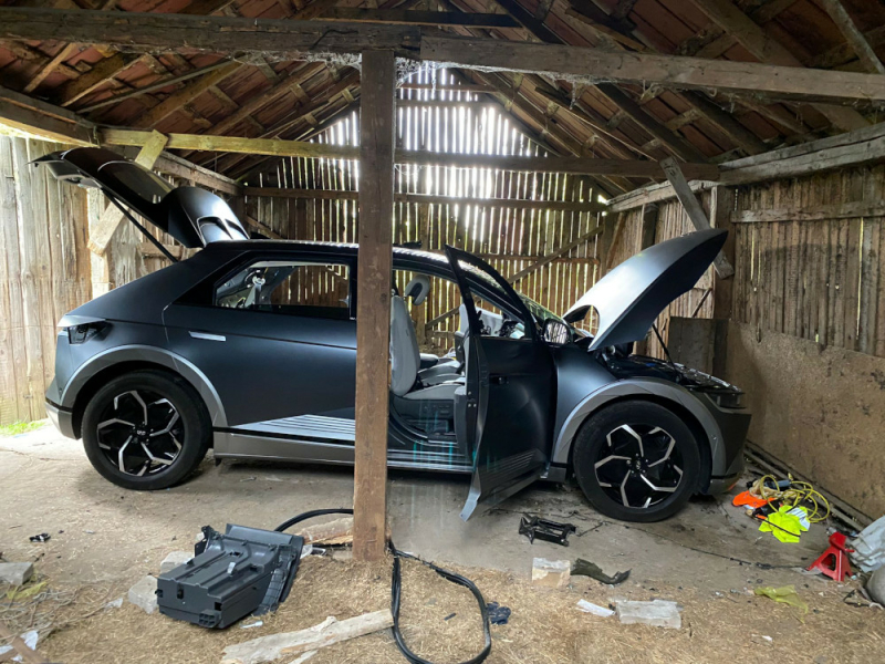 Włamywali się do aut i kradli je na części. Dwaj podejrzani trafili do aresztu