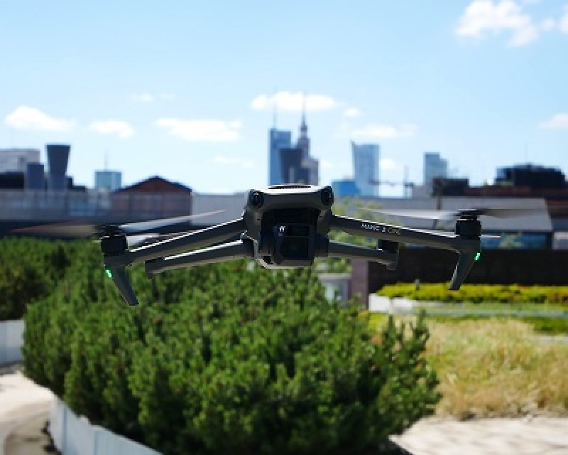 Jak bezpiecznie latać dronami?