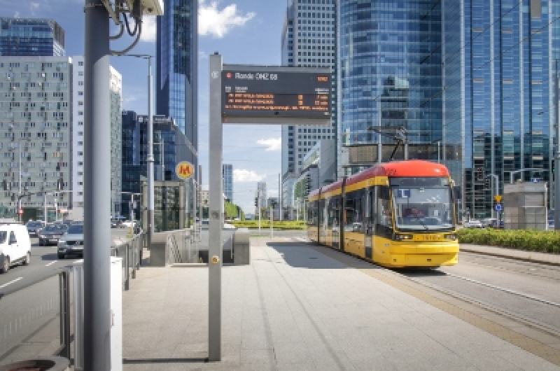 Sto nowych wyświetlaczy na przystankach tramwajowych – jest umowa