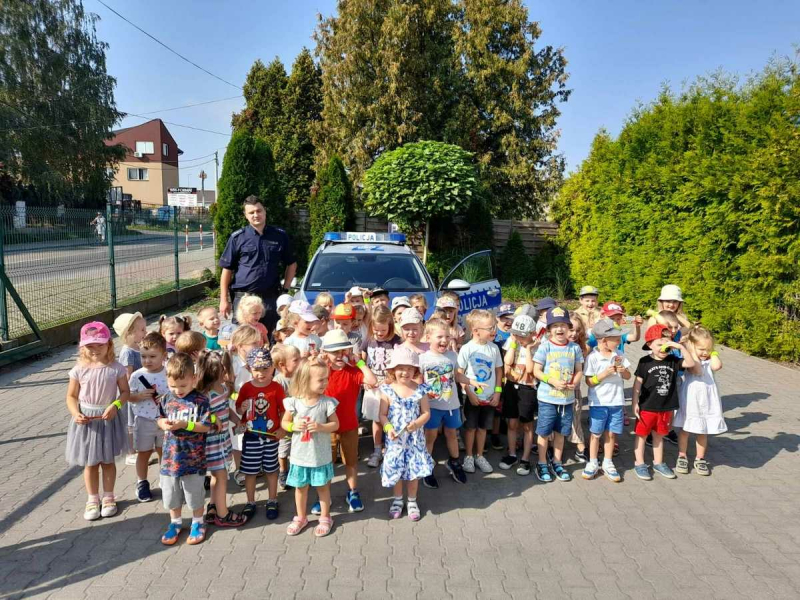 Dzielnicowy spotkał się z przedszkolakami