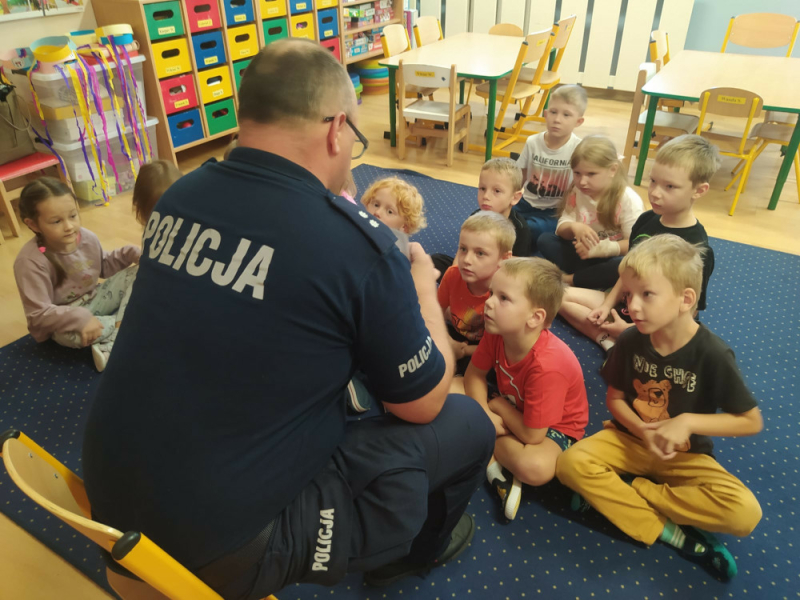 Z przedszkolakami o bezpieczeństwie i służbie w Policji