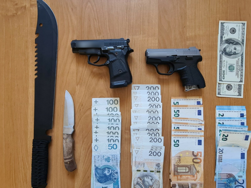 Był poszukiwany i nielegalnie posiadał broń, trafił do zakładu karnego