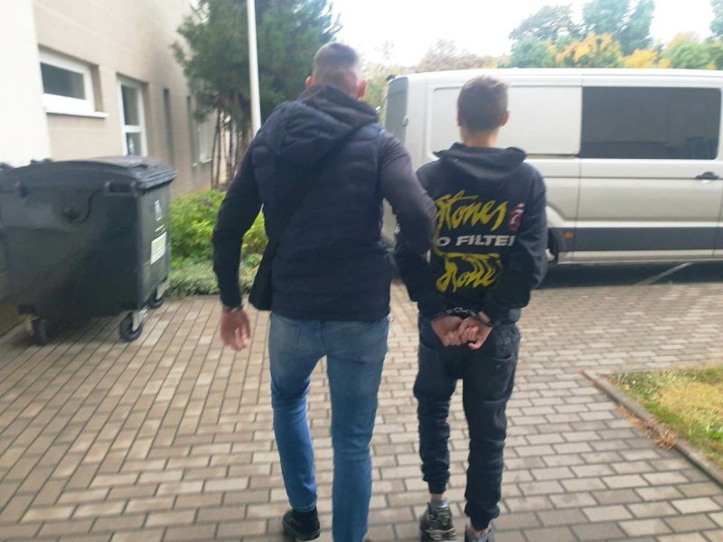 Napadli na dostawcę jedzenia. Napastników zatrzymali kryminalni z Białołęki
