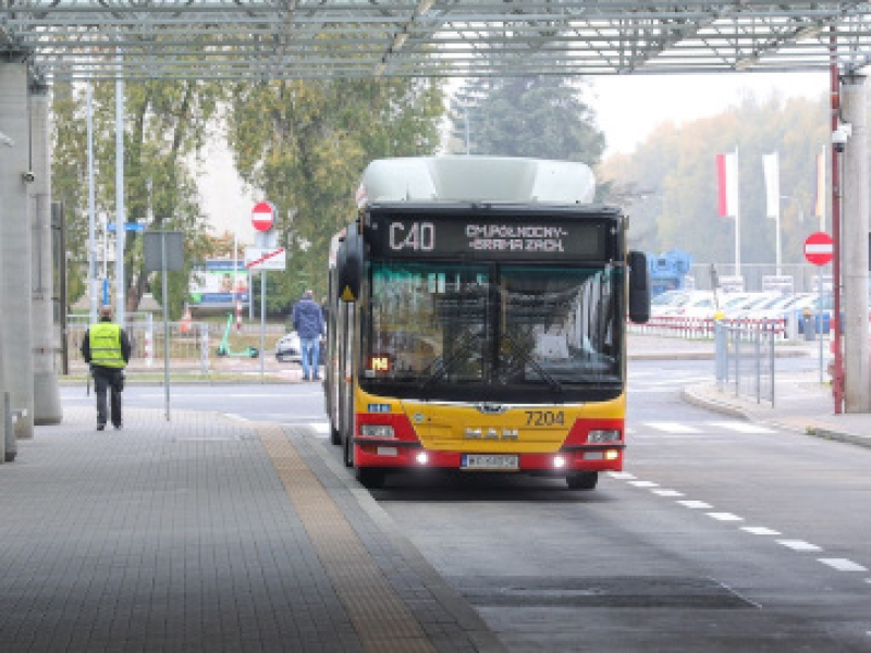 Warszawa gotowa na Wszystkich Świętych – dojazd na cmentarze