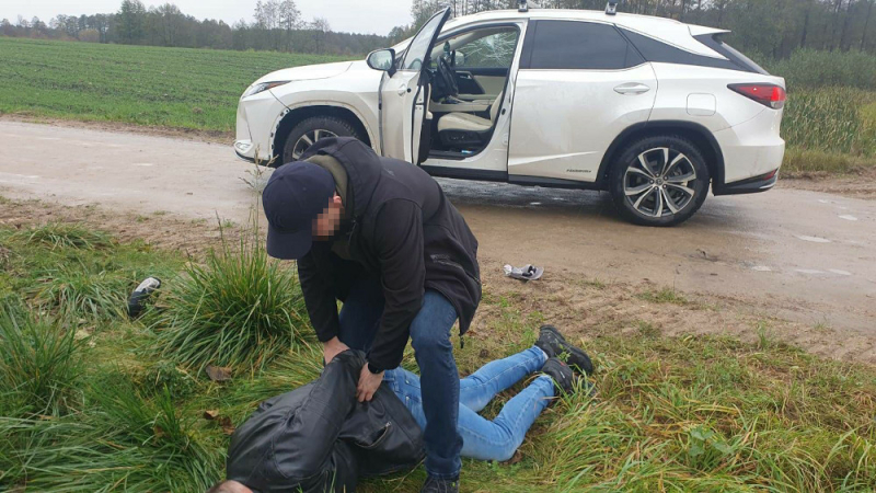 Akcja Skorpionów i kryminalnych z Wołomina - odzyskany lexus skradziony na Słowacji