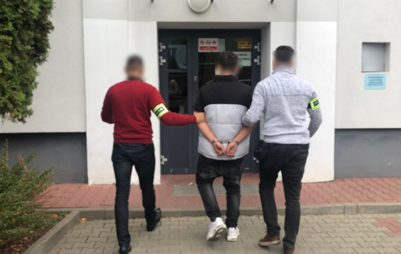 Skatowali i okradli 20-letniego studenta. Policjanci z Mokotowa namierzyli 3 oprawców