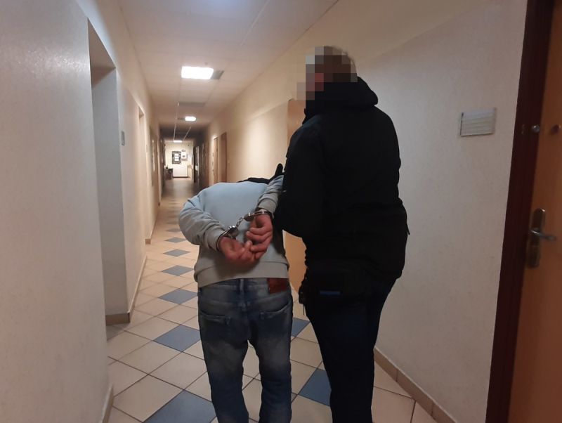 Wręczył portfel z pieniędzmi mówiąc „puśćcie mnie wolno, nie róbcie problemów”