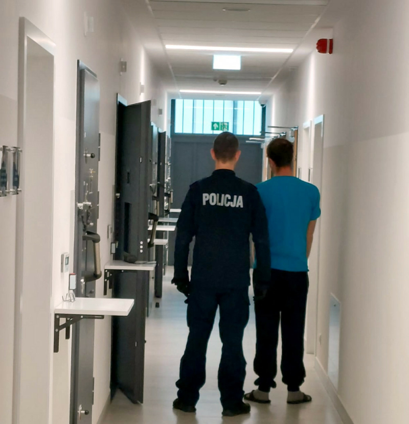 Chłopiec biegł chodnikiem i wzywał pomocy. Zareagował policjant w czasie wolnym