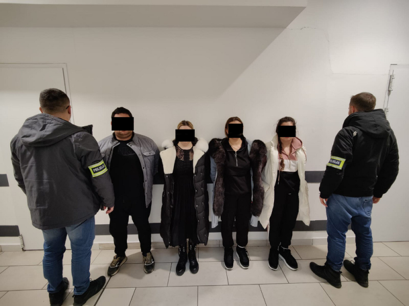 W okresie przedświątecznym kieszonkowcy nie próżnują. Policjanci WWP depczą im po piętach