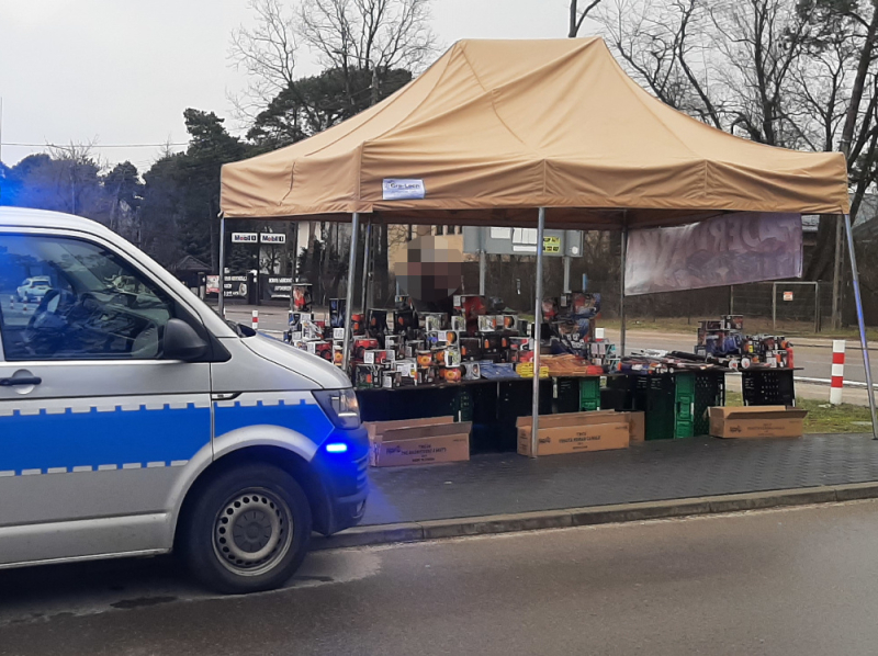 Nietrzeźwy sprzedawca na stoisku z fajerwerkami