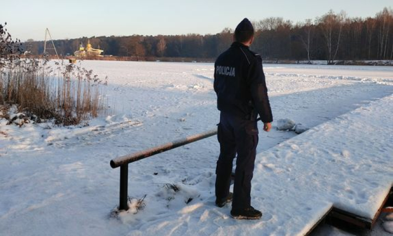 Piaseczyńscy policjanci kontrolują zamarznięte zbiorniki wodne