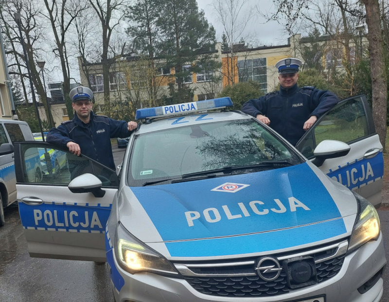 Wydostali nieprzytomnego kierowcę z płonącego auta