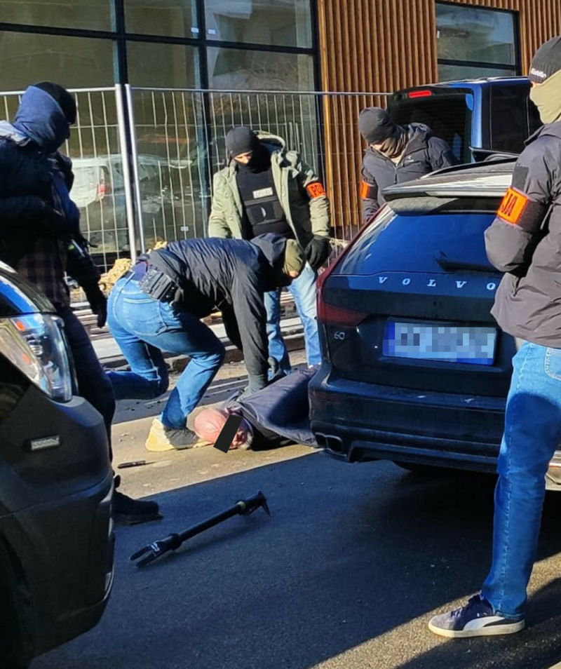 Czterech zatrzymanych do sprawy handlu narkotykami. Policjanci zabezpieczyli 17 kg marihuany i ponad 330 tys. złotych