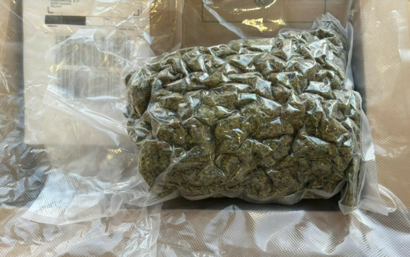 Pół kilograma marihuany - z Hiszpanii do paczkomatu na Grochowie