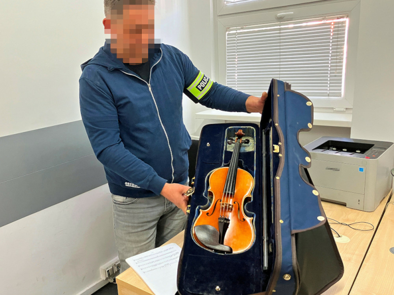 Policjanci odzyskali instrument skradziony skrzypaczce w drodze na koncert