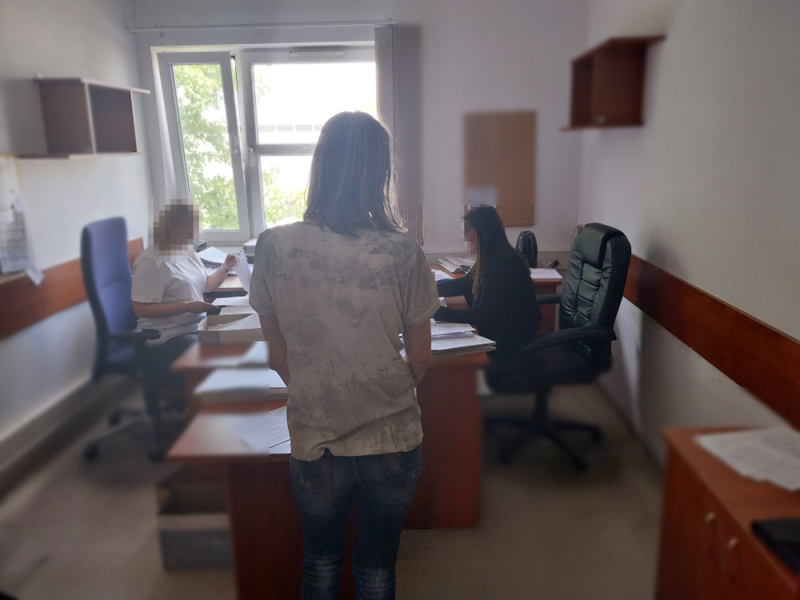 Szarpała, wyzywała policjantów i szczuła ich psem