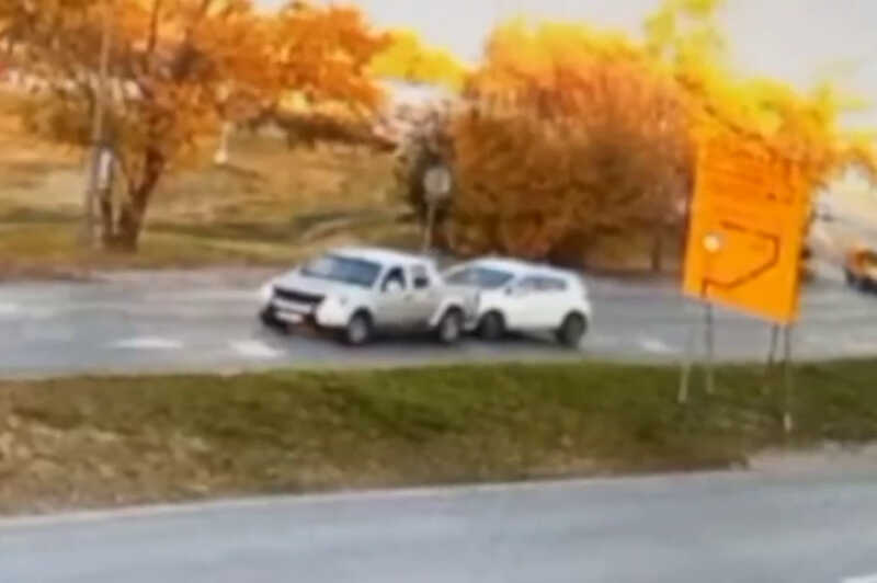 Poprzez gwałtowne hamowanie celowo doprowadził do kolizji drogowej