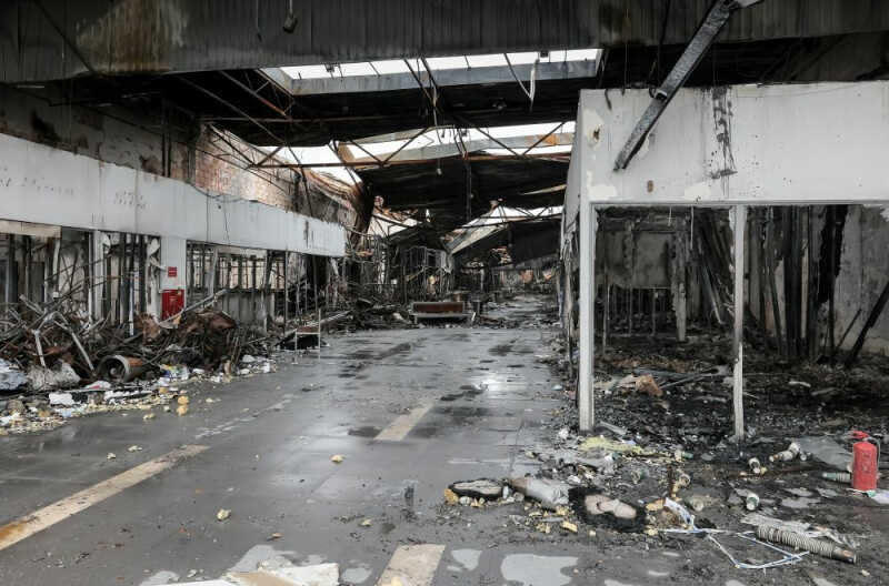 Policjanci i prokuratorzy zakończyli oględziny pogorzeliska Centrum Handlowego Marywilska 44