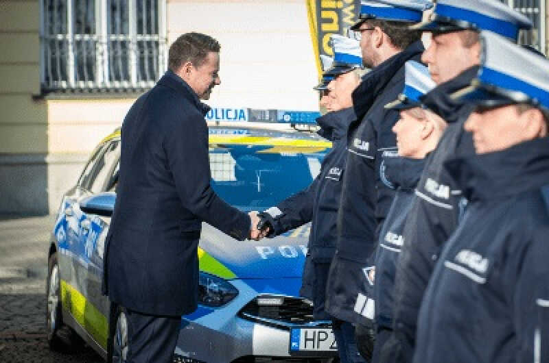 Miasto przekazuje sprzęt warszawskim policjantom