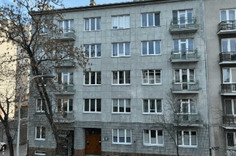 Elegancka elewacja przedwojennej kamienicy