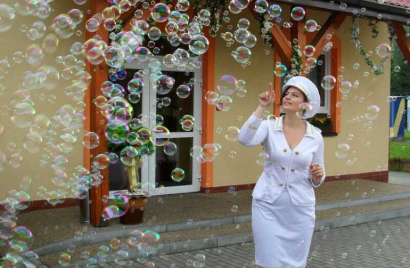 W Warszawie animatorzy weselni zarabiają nawet 1200 zł za wieczór. To może być też Twoja praca!