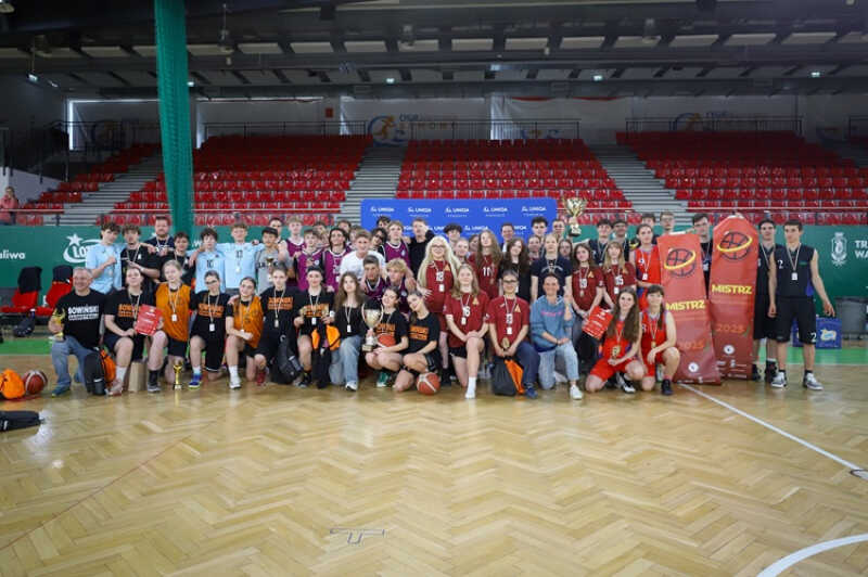 Koszykarskie emocje w stolicy – sukces młodych sportowców i rekordowa frekwencja!