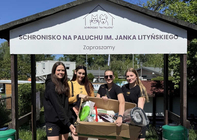 Z siatkarskiego boiska do schroniska – KSG Warszawa przekazały dary dla zwierząt