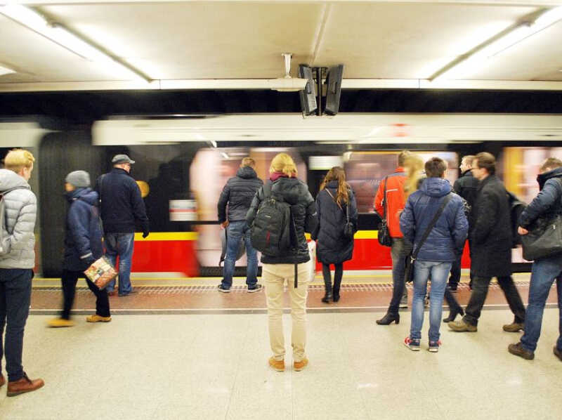 Dość spychania ludzi na schodach ruchomych w Warszawskim Metrze