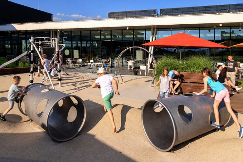 Joga na dachu, teatrzyki i gry terenowe. Ruszył letni program WAKACJE OFFLINE w Galerii Północnej