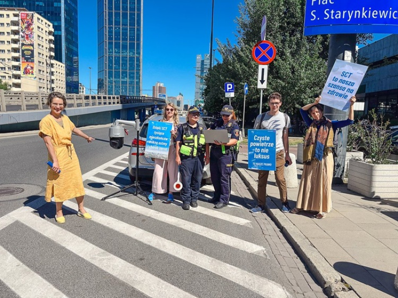 Rok Strefy Czystego Transportu w Warszawie: wspólna konferencja prasowa Straży Miejskiej i mieszkańców.