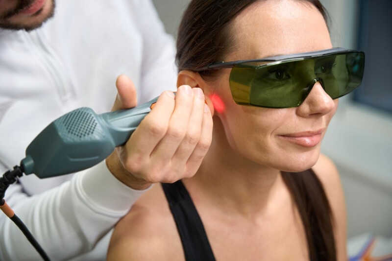Laseroterapia światłowodowa w obrębie uszu – jakie schorzenia może wyleczyć?