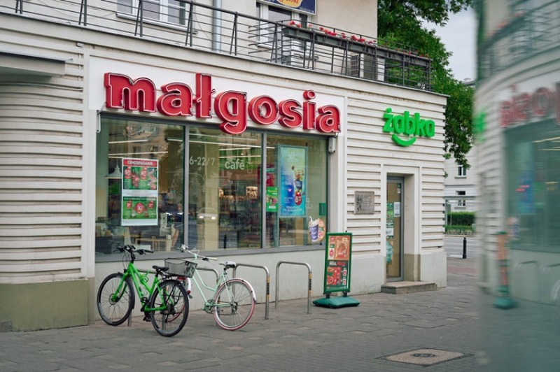 Historyczny neon - Małgosia - znów świeci na Żoliborzu
