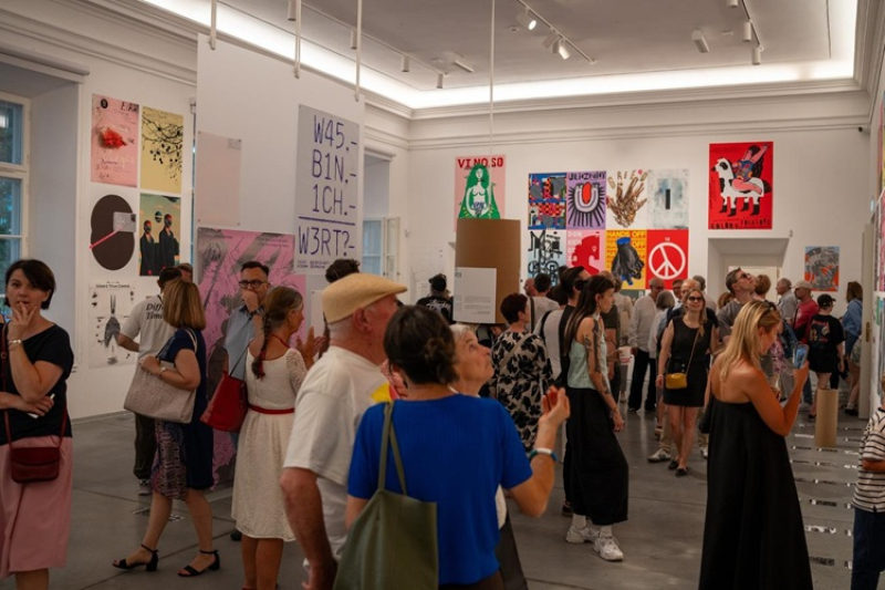 Letnie wystawy – plakat, street art, a może dinozaury