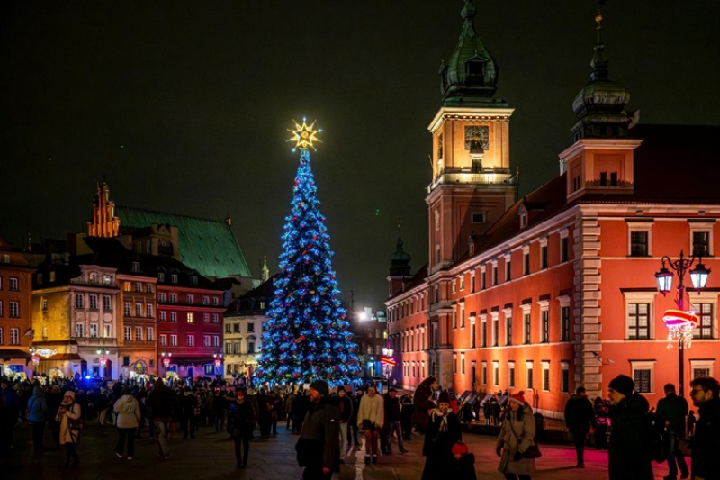Warszawa rozbłysła na święta! Choinka, iluminacje i miejskie lodowiska już otwarte