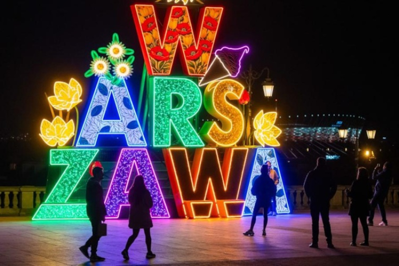 Neony na ulicach Warszawy na stałe - zobacz!