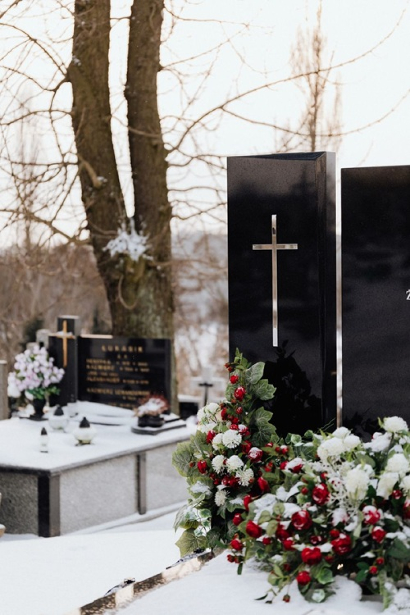 Nagrobki Wilanów i Zerzeń – eleganckie pomniki i grobowce rodzinne