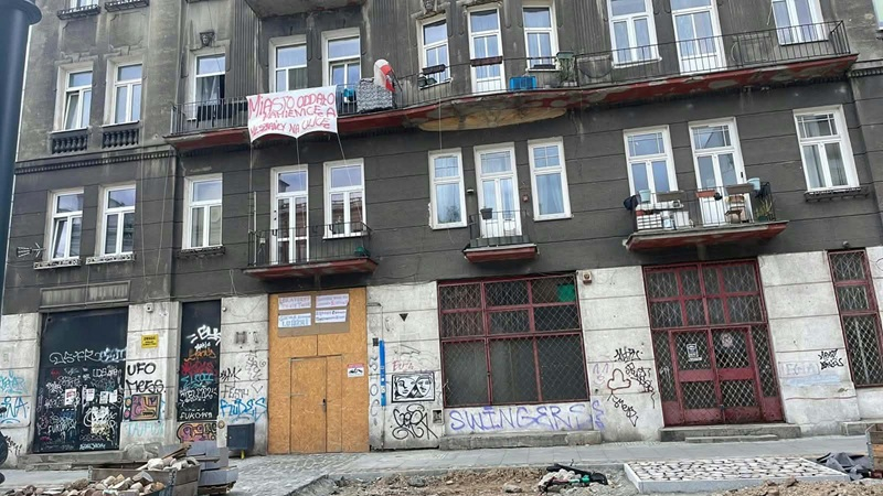 Nakaz opuszczenia kamienicy, zima coraz bliżej. Są nowe ustalenia w sprawie mieszkańców Środkowej 11