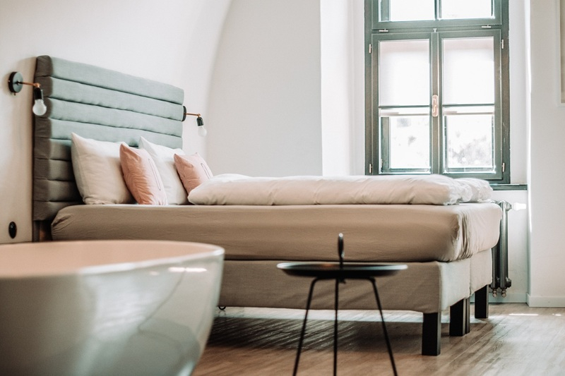 Standard hotelu a wizerunek firmy – kiedy nocleg jest częścią komunikacji z klientem